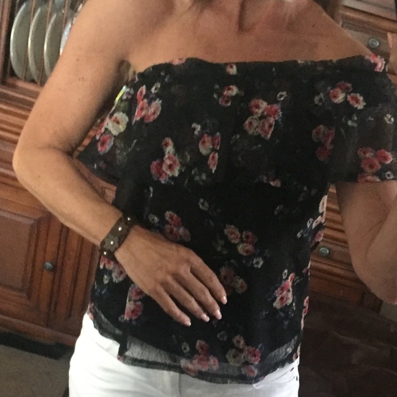 🌹Flirty one shoulder ruffle top!😍🌹 - Picture 3 of 8